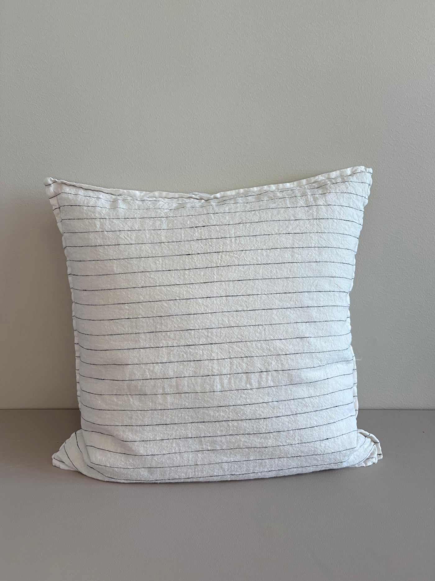 Pude, hvid m. sorte striber, 50x50 cm