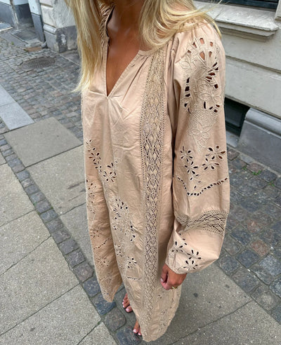 Mila Kjole, Beige
