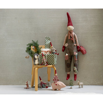 Nissedreng med strikket sweater