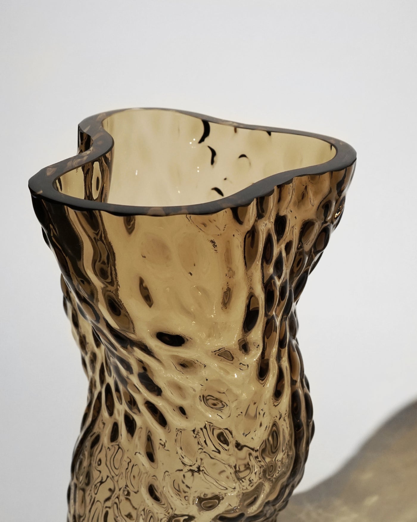 Ostrea vase, smoke